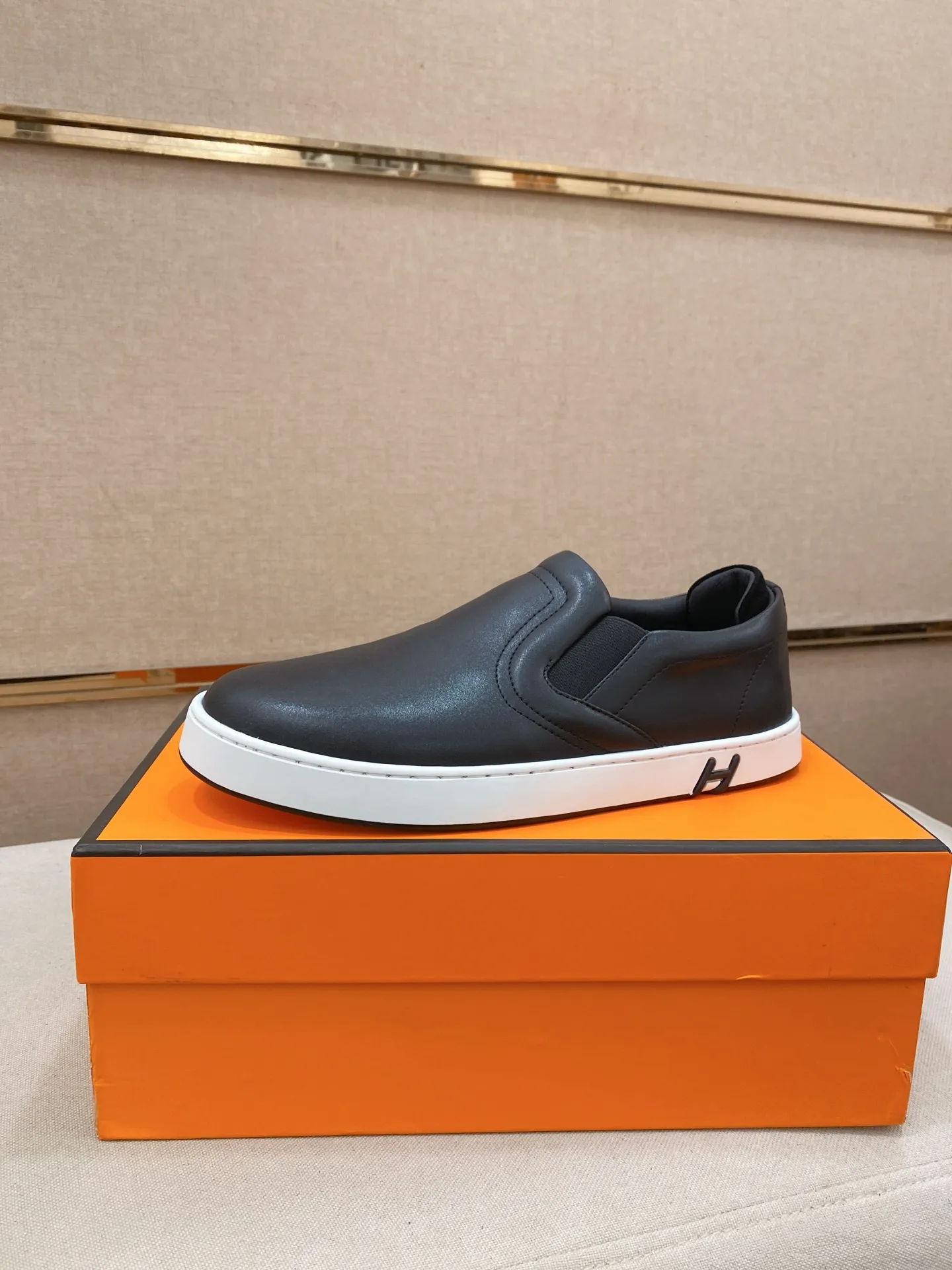 Men's clothing and shoes💰: 442💰《HERMES》【Classic original single version】Hermès; top 🔝purchase agent🔍🔍men's latest 🇺🇸 counter sales simultaneously, imported from Italy original ▲▲cowhide ▲▲ (high-end, nobility, class) ) Exquisite workmanship (Italian 🇮🇹 imported water-dyed 🐂 cowhide lining) sole: original sole provided by the original factory, ⚠️exclusive double-layer activity·TPR·rubber·combined molded outsole; super comfortable·wear-resistant·non-slip·environmental protection The real thing is more beautiful if you take the real thing (high quality, follow the order). You can enter and exit the counter at will * Number of yards: 38-44 (45 can be customized and cannot be returned or exchanged)